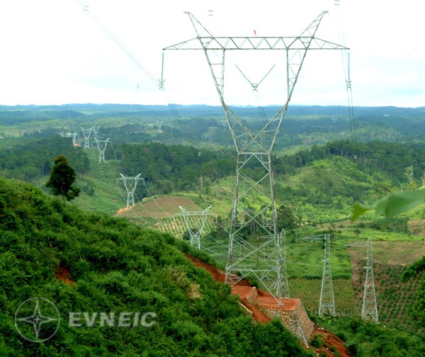 Đường dây 500 kV Bắc - Nam mạch 2 (Ảnh: Ngọc Hà - TTXVN)