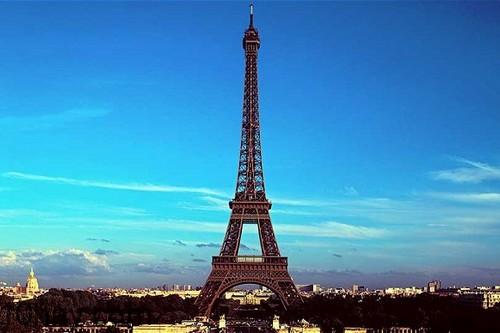 Tháp Eiffel - có thang máy đặc biệt đi theo đường chéo 160601-Tháp Eiffel