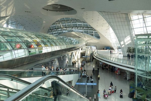 Sảnh trung tâm của sân bay Incheon)