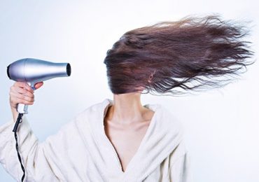 Máy sấy tóc thổi độc tố vào mặt người dùng