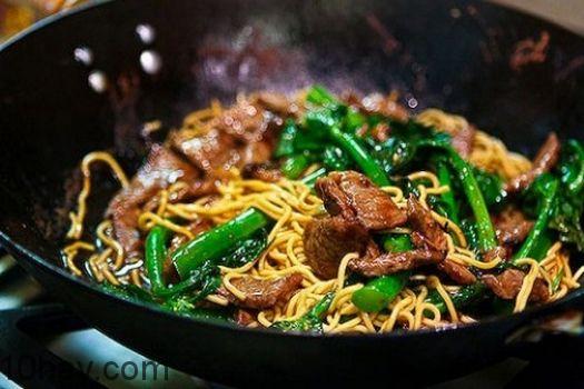 Mì gói xào bò trước ga Sài Gòn