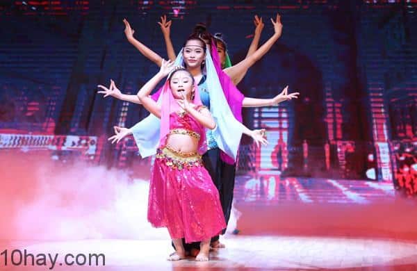 Kim Anh mở màn đêm thi