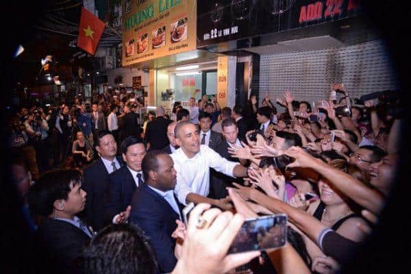 Obama-than-thien-bat-tay-nguoi-dan