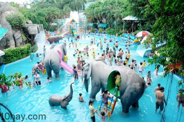 Tránh nóng tại công viên nước