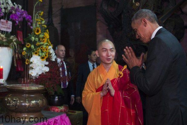 Tổng thống Obama thắp hương tại chùa Ngọc Hoàng
