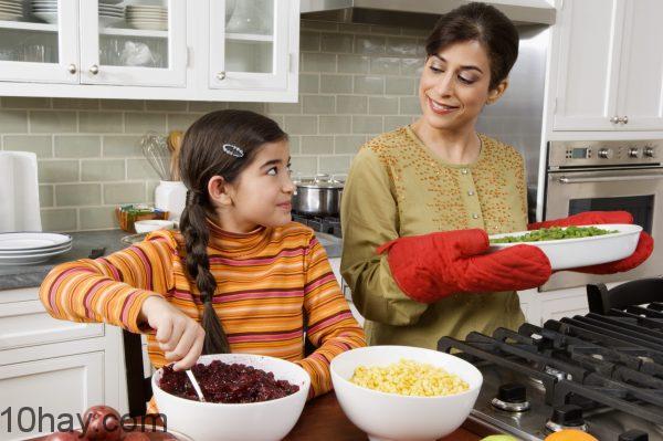 Giúp đỡ mẹ làm việc nhà