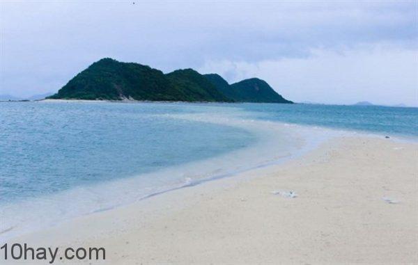 Con đường băng qua biển độc đáo ở Điệp Sơn