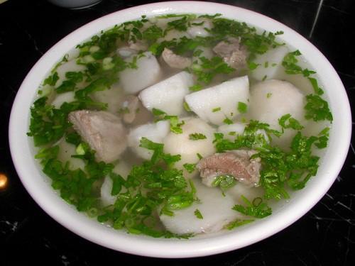 Canh khoai sọ nấu sườn