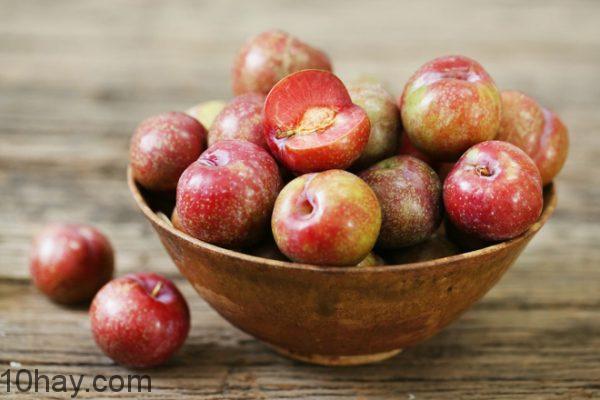 Hái lá mồng năm cầu mong bệnh tật được tiêu trừ