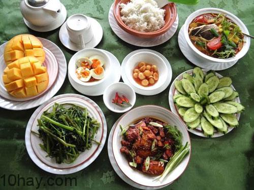 Mâm cơm trưa giàu chất dinh dưỡng với nhiều rau xanh