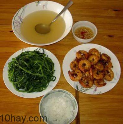 Mâm cơm với những món ăn gọn nhẹ, ít năng lượng làm tăng cân khi dùng buổi tối