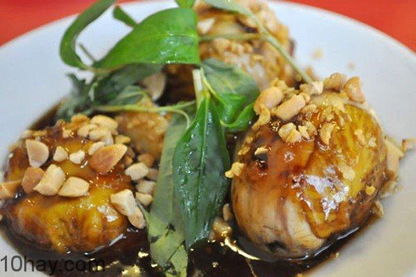Hột vịt lộn xào me