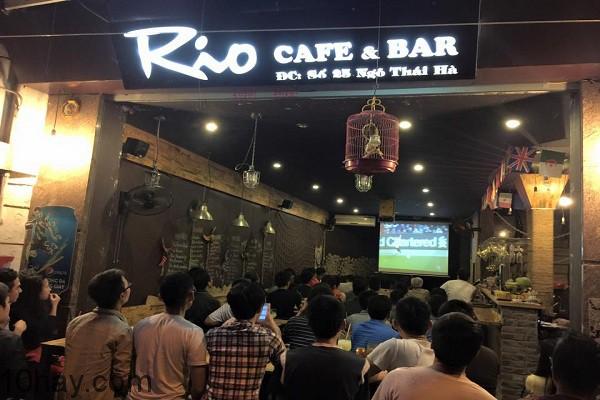 Khi các nam cổ động viên hai đội gặp nhau