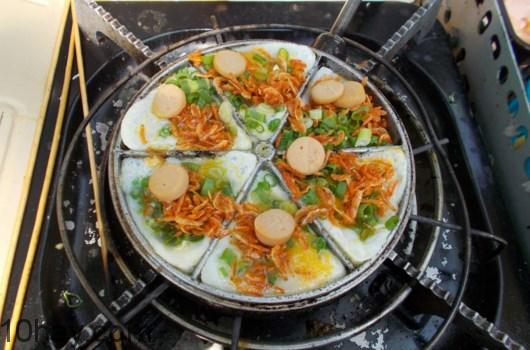bánh trứng cút nướng xúc xích