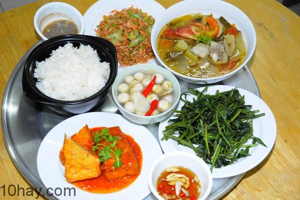 Những món dưa góp ăn kèm như cà pháo, dưa chua...tùy từng vùng miền