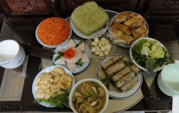 Mâm cơm cúng không thể thiếu dĩa xôi, dĩa bánh chưng hay bánh tét