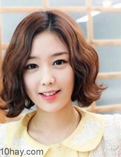 Kiểu tóc bob xoăn nhẹ, mái lệch