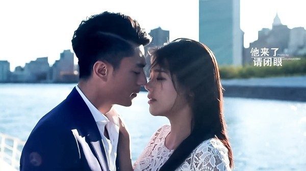 Hãy nhắm mắt khi anh đến