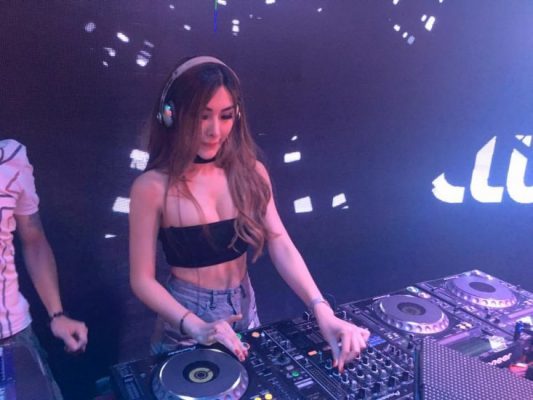 Nu Dj dang choi nhac tai MDM
