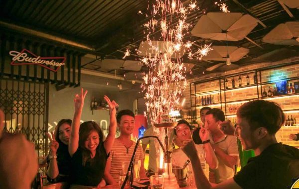 Tiec tai Yolo beer Club