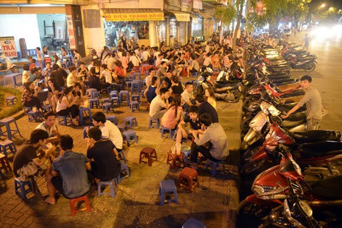 vỉa hè Việt Nam tràn ngập mùi bia rượu