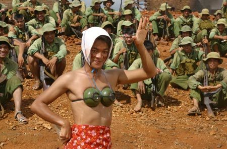 Phân cảnh hài hước trong phim Mùi cỏ cháy