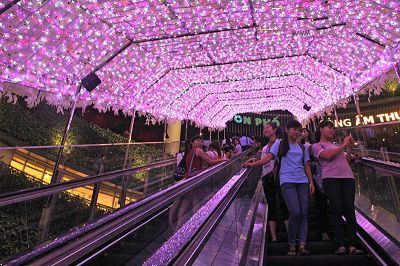 Con đường ngập ánh đèn ở Aeon Mall Long Biên