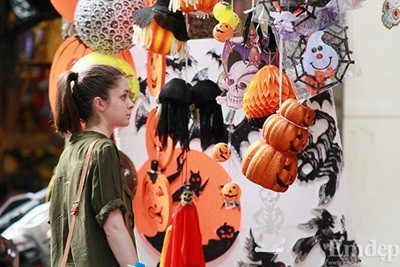 Giới trẻ mua đồ Halloween ở Hàng Mã