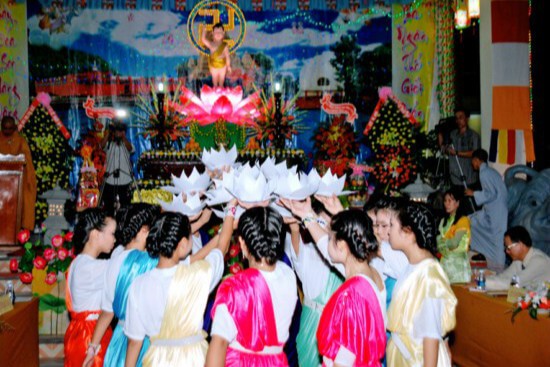 Múa hoa sen mừng ngày Phật Đản