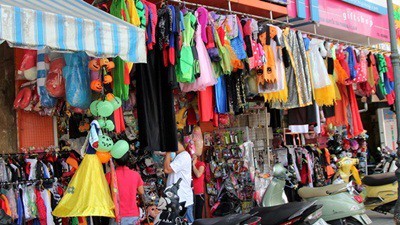Các cửa hàng lưu niệm trên phố Nghĩa Tân cũng bán đồ Halloween rất phong phú