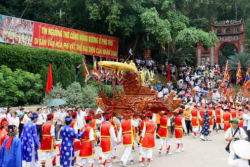 Rước kiệu tại Đền Hùng