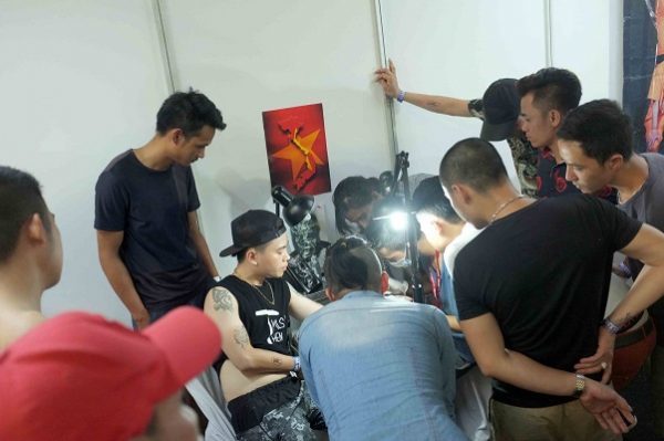 Nghệ sĩ xăm Tú đen trong lúc làm bài thi
