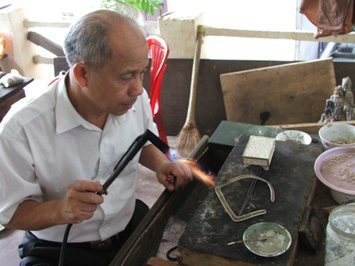 Nghệ nhân làng kim hoàn Định Công
