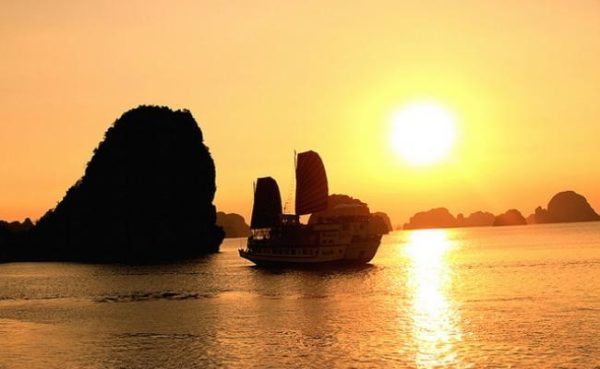 Vịnh Hạ Long- địa điểm trăng mật với vẻ đẹp huyền sử