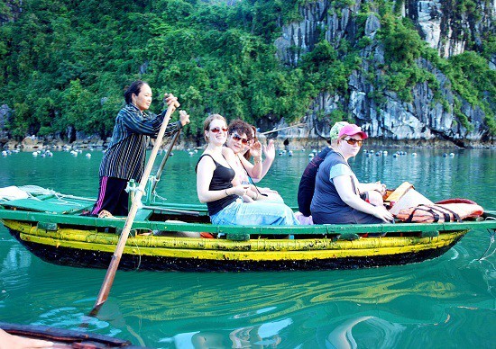 cheo-thuyen-tren-vinh-ha-long