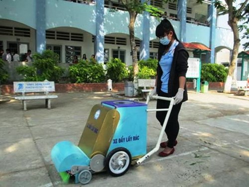 Chiếc xe đẩy hỗ trợ đắc lực cho công nhân vệ sinh