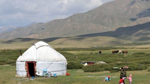 Kyrgyzstan, tên chính thức Cộng hoà Kyrgyzstan, là một quốc gia tại Trung Á. Nằm kín trong lục địa và nhiều đồi núi, nước này giáp biên giới với Kazakhstan ở phía bắc, Uzbekistan ở phía tây, Tajikistan ở phía tây nam và Cộng hoà Nhân dân Trung Hoa ở ...