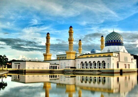 Brunei, tên chính thức là Quốc gia Brunei Darussalam, là một quốc gia có chủ quyền nằm ở bờ biển phía bắc của đảo Borneo tại Đông Nam Á. Ngoại trừ dải bờ biển giáp biển Đông, quốc gia này hoàn toàn bị bang Sarawak của Malaysia bao quanh.