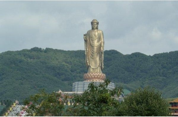 Tượng Phật Mùa Xuân là bức tượng lớn nhất thế giới