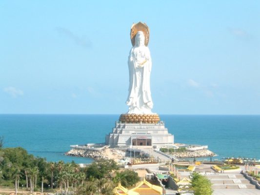 Tượng đài Quan Thế Âm Bồ Tát 3 mặt ở Trung Quốc