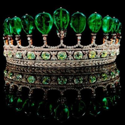 Vương miện Tiara với 11 viên ngọc lục bảo quý hiếm