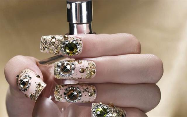 Mốt nail ngày nay là không những đẹp mà phải còn "chói lóa"
