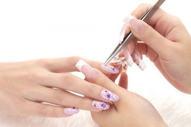 Tỉ mỉ và chăm chút mới có thể tạo nên bộ nail đẹp và hoàn mỹ.